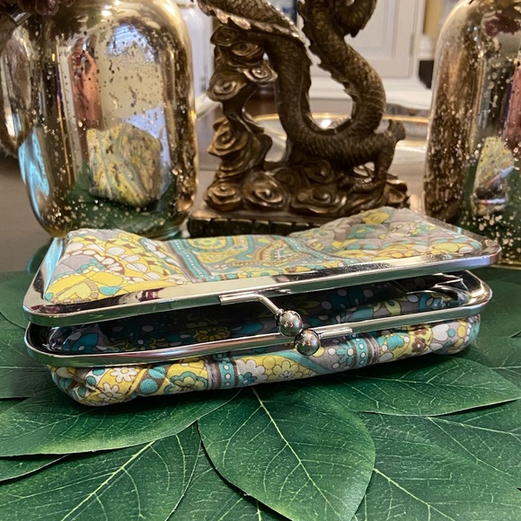 SOLD📍FREE with Purse/Bag Purchase📍Vera Bradley Kiss and Make-up Cosmetics Bag - Picture 8 of 11